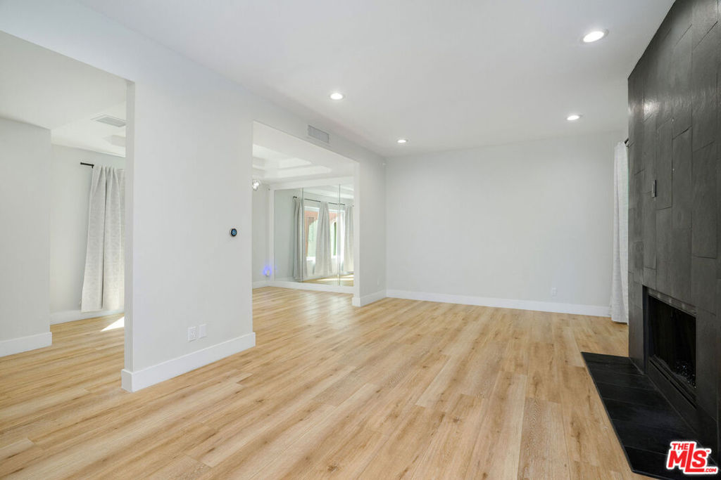 Properties 4 5923 Etiwanda Avenue 106