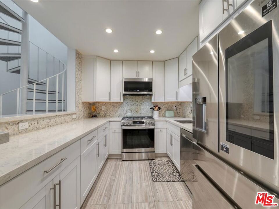 4477 Woodman Avenue 304