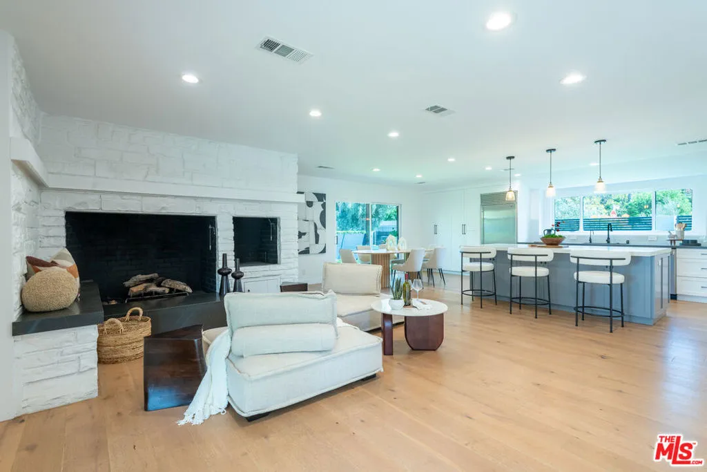 Encino, California 91436, United States, 4 Bedrooms Bedrooms, ,4 BathroomsBathrooms,Residential,Active,103542