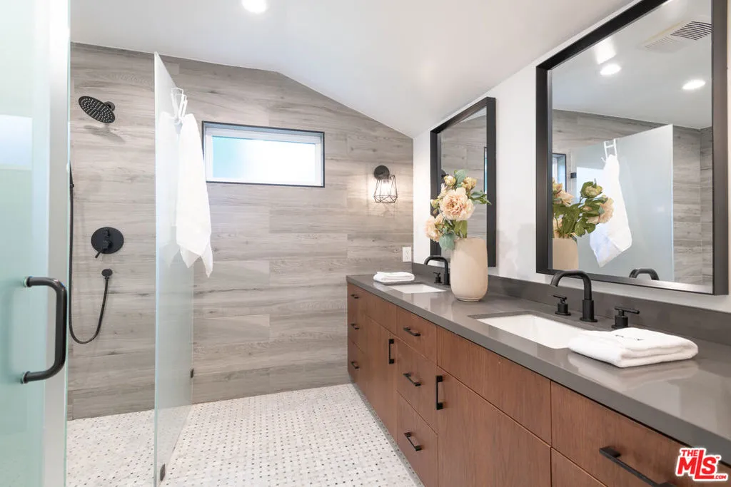 Encino, California 91436, United States, 4 Bedrooms Bedrooms, ,4 BathroomsBathrooms,Residential,Active,103542