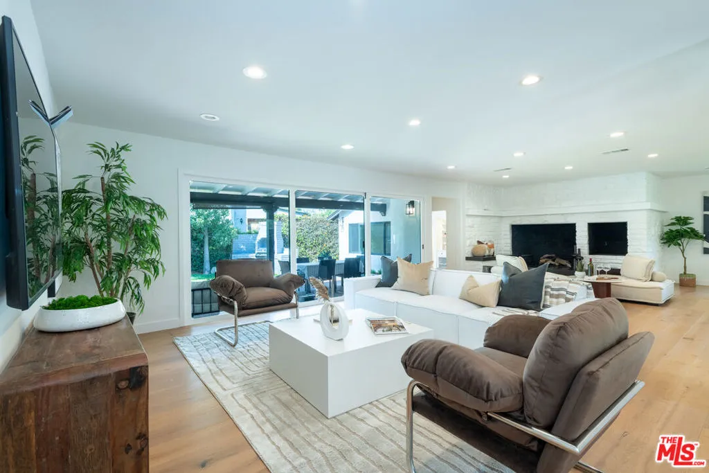 Encino, California 91436, United States, 4 Bedrooms Bedrooms, ,4 BathroomsBathrooms,Residential,Active,103542