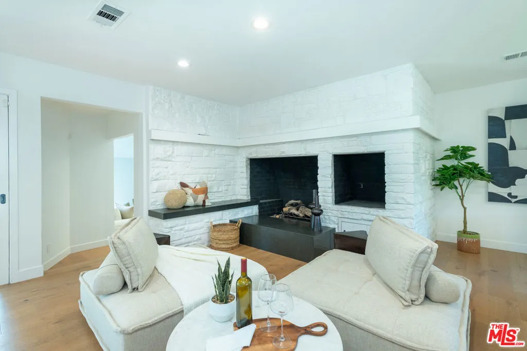 Encino, California 91436, United States, 4 Bedrooms Bedrooms, ,4 BathroomsBathrooms,Residential,Active,103542