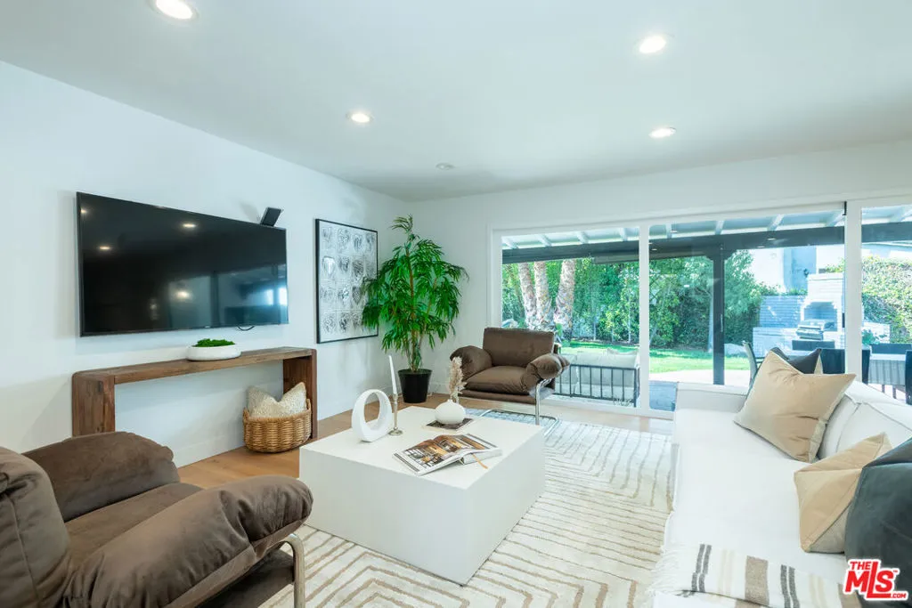 Encino, California 91436, United States, 4 Bedrooms Bedrooms, ,4 BathroomsBathrooms,Residential,Active,103542