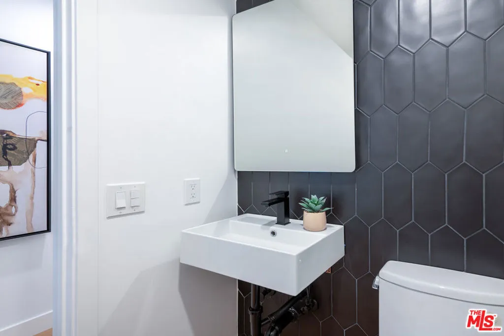 Encino, California 91436, United States, 4 Bedrooms Bedrooms, ,4 BathroomsBathrooms,Residential,Active,103542