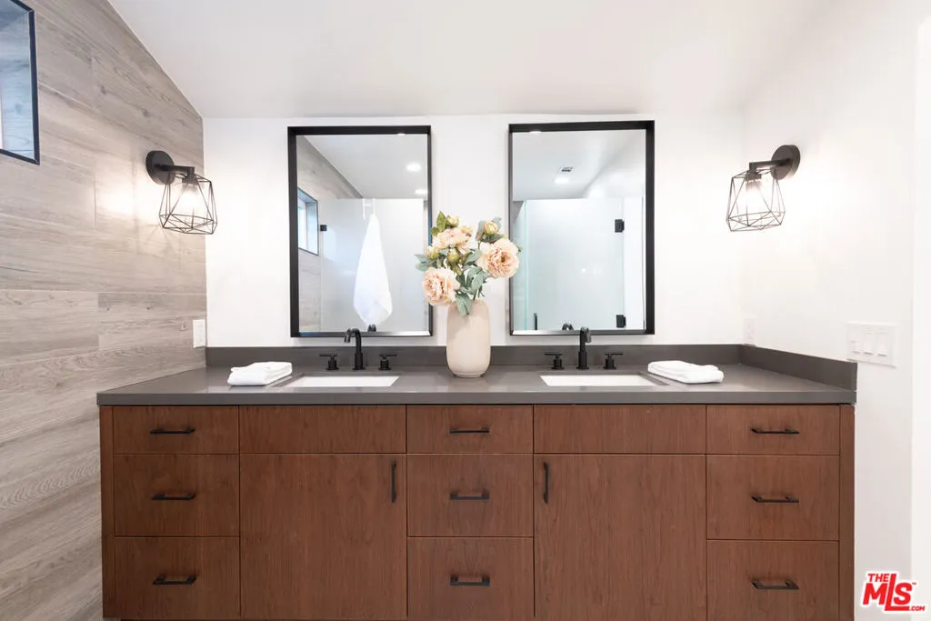 Encino, California 91436, United States, 4 Bedrooms Bedrooms, ,4 BathroomsBathrooms,Residential,Active,103542