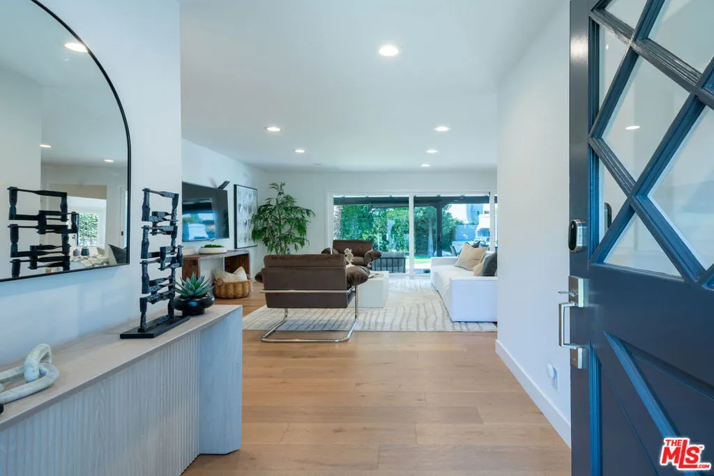 Encino, California 91436, United States, 4 Bedrooms Bedrooms, ,4 BathroomsBathrooms,Residential,Active,103542