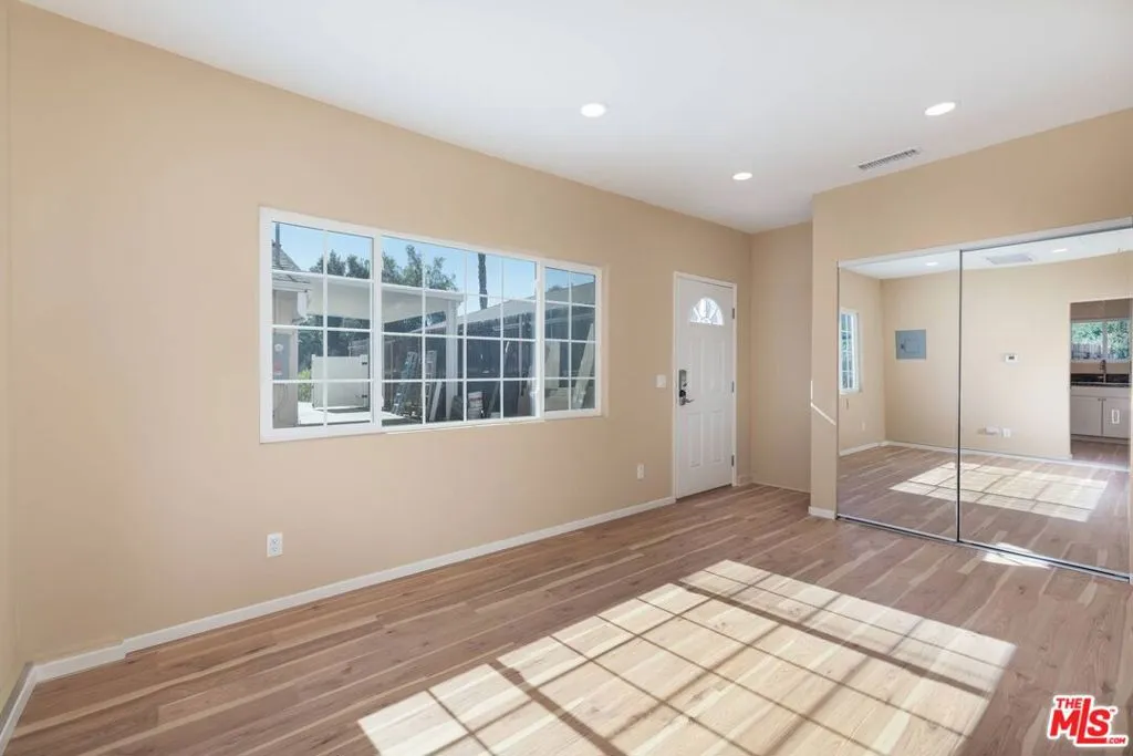 Valley Village, California 91607, United States, 1 Bedroom Bedrooms, ,1 BathroomBathrooms,Residential,Active,242526