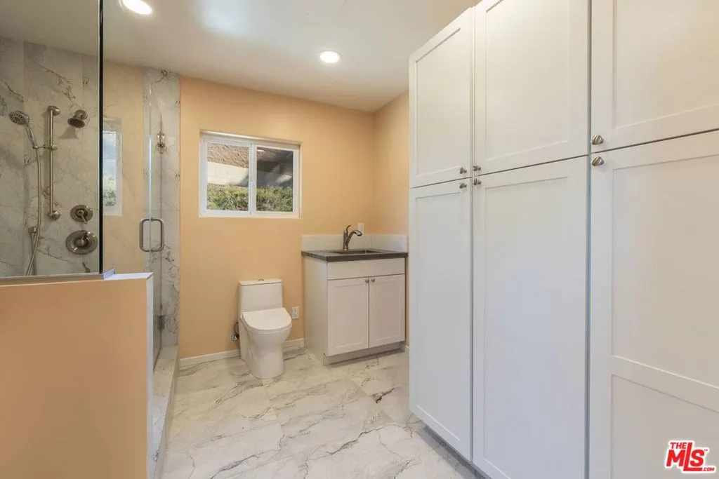 Valley Village, California 91607, United States, 1 Bedroom Bedrooms, ,1 BathroomBathrooms,Residential,Active,242526