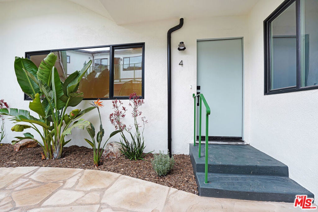 16185 W Sunset Blvd 4