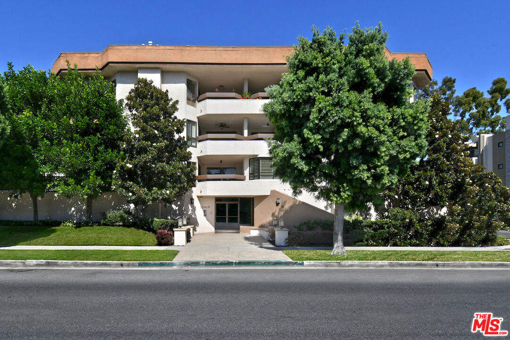 10409 Riverside Drive 204