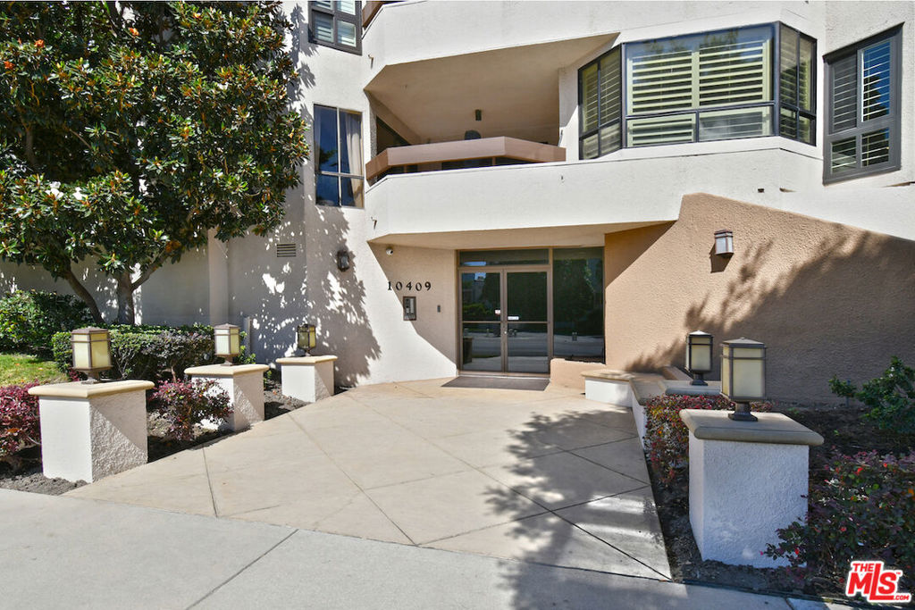 10409 Riverside Drive 204