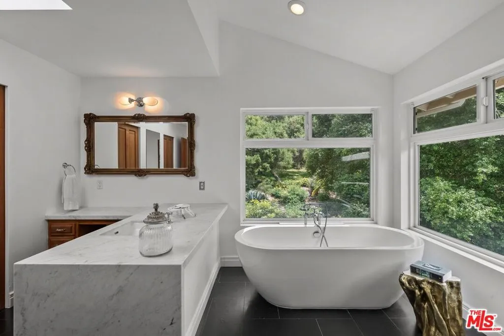 Goleta, California 93117, United States, 5 Bedrooms Bedrooms, ,5 BathroomsBathrooms,Residential,Active,176450