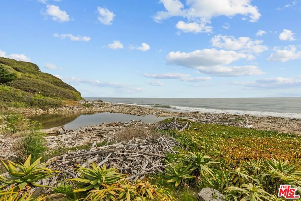 Goleta, California 93117, United States, 5 Bedrooms Bedrooms, ,5 BathroomsBathrooms,Residential,Active,176450