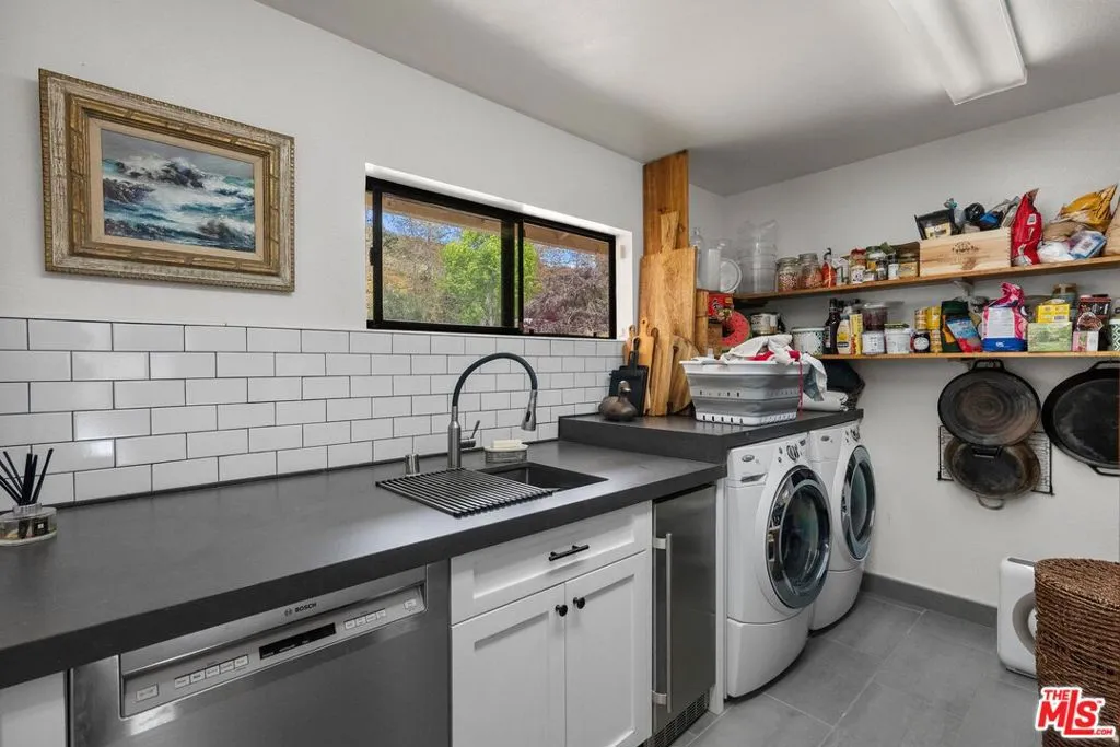 Goleta, California 93117, United States, 5 Bedrooms Bedrooms, ,5 BathroomsBathrooms,Residential,Active,176450