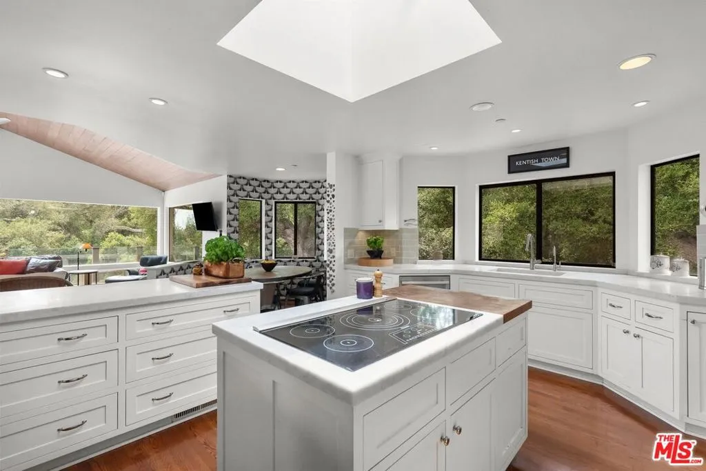 Goleta, California 93117, United States, 5 Bedrooms Bedrooms, ,5 BathroomsBathrooms,Residential,Active,176450