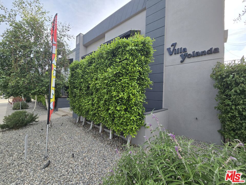 Properties 4 5720 Yolanda Avenue