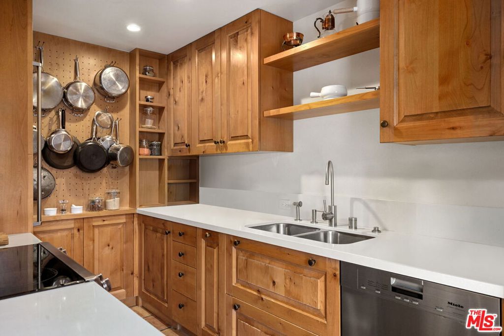 100 S Doheny Drive 214