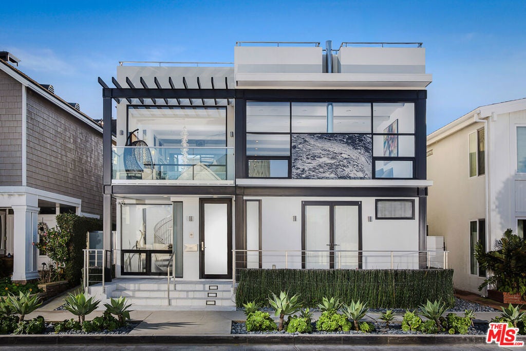 2105 E Balboa Boulevard