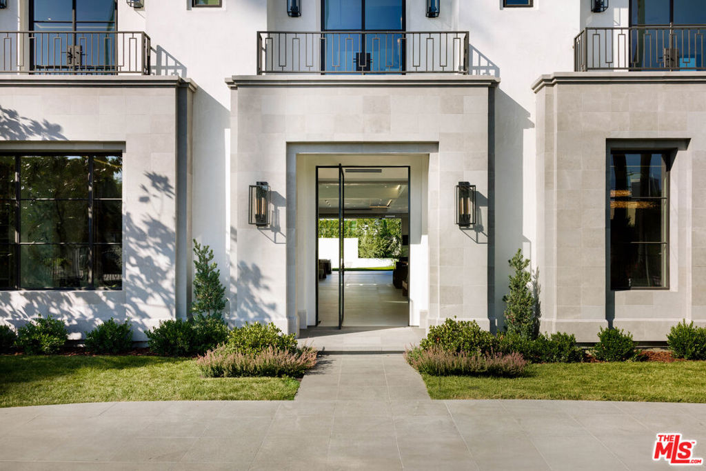 Properties 2 620 N Bedford Drive