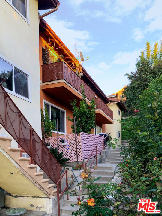 826 Hyperion Avenue