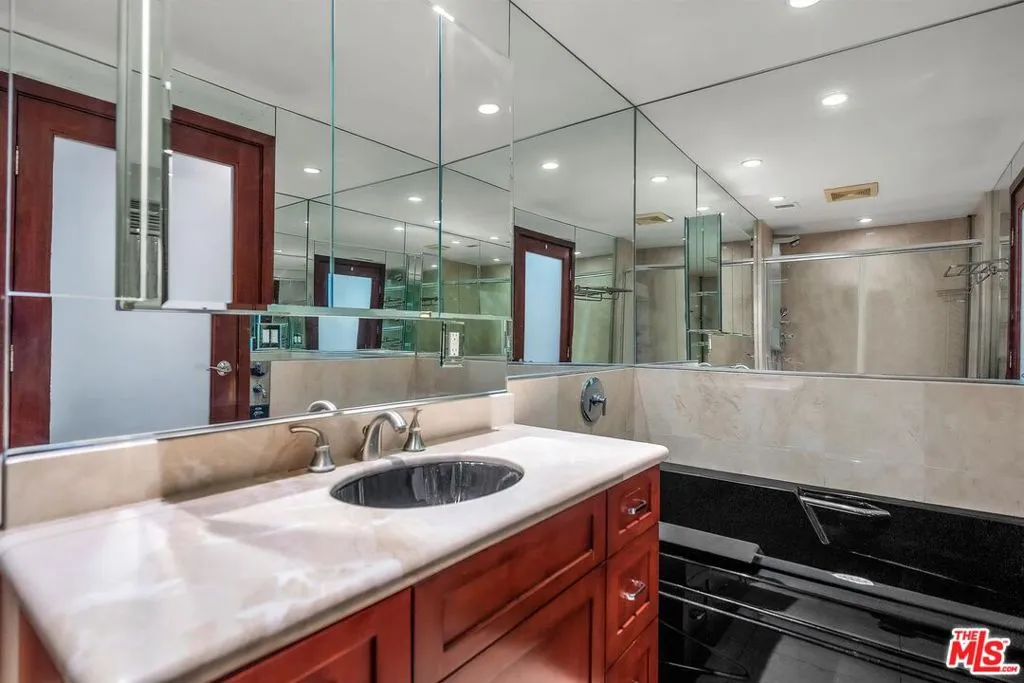 Los Angeles, California 90024, United States, 1 Bedroom Bedrooms, ,1 BathroomBathrooms,Residential,Active,252993