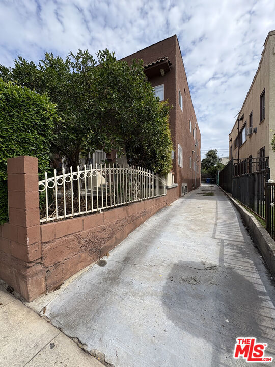 2006 S Harcourt Avenue