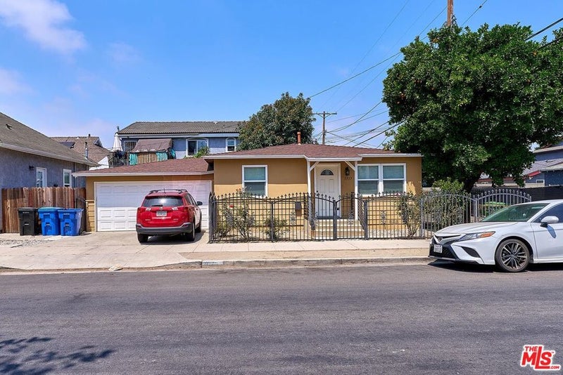 1305 W 37th Place
