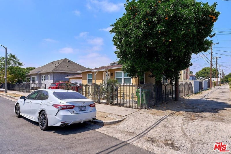 1305 W 37th Place