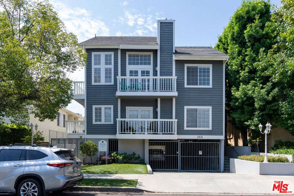 Properties 3 1315 S Carmelina Avenue