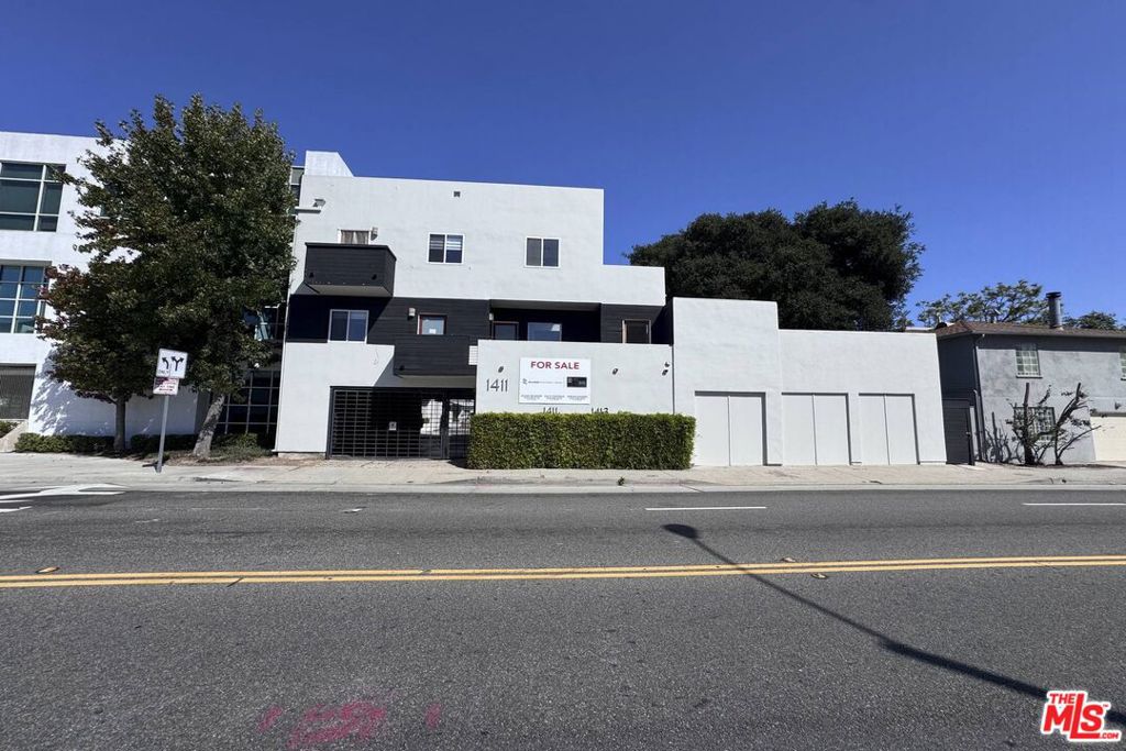 1411 Cloverfield Boulevard