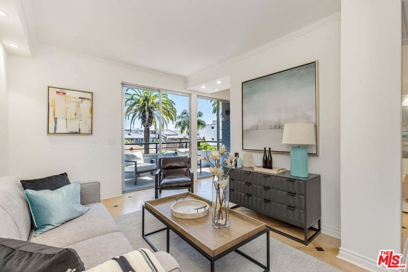 121 S Palm Drive 403