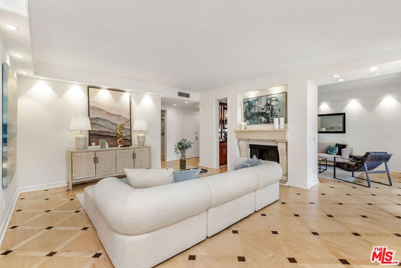 121 S Palm Drive 403