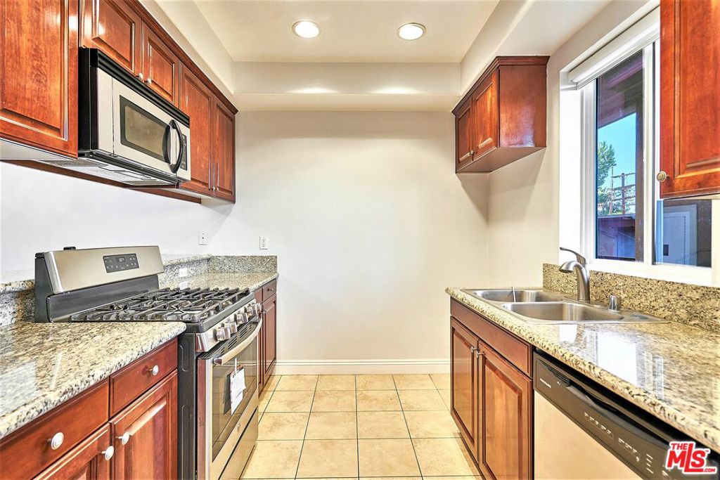 1401 S St Andrews Place 209