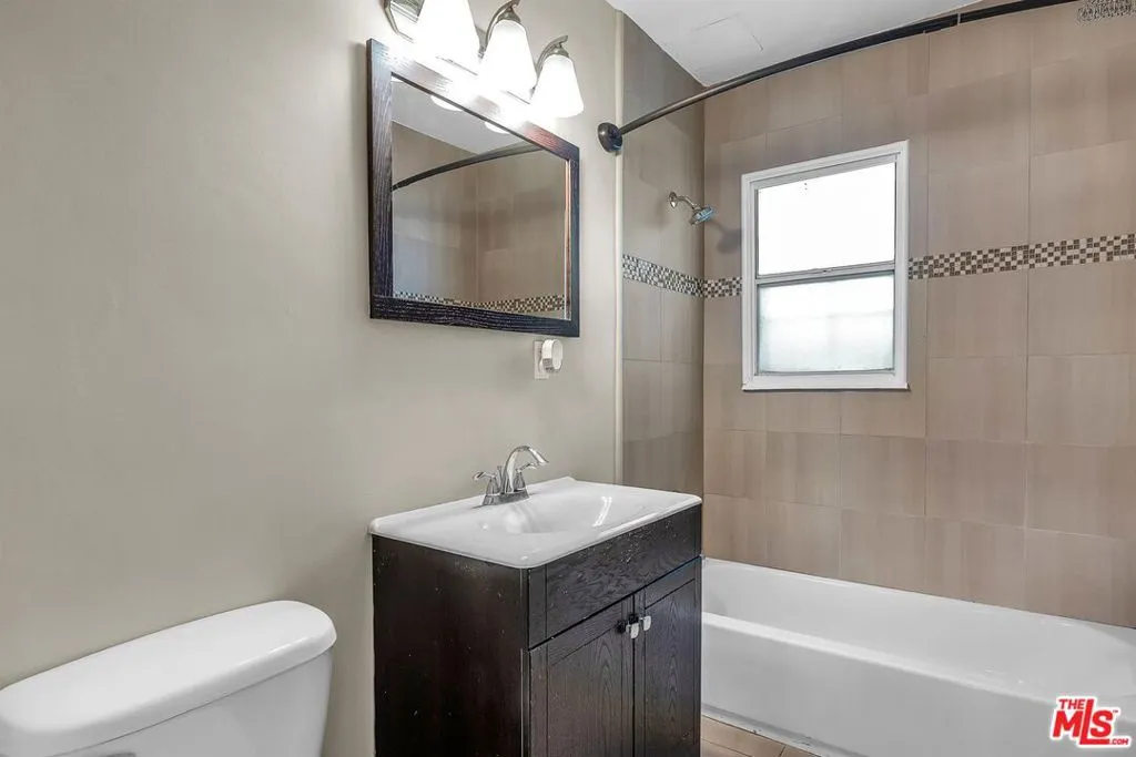 Los Angeles, California 90035, United States, 1 Bedroom Bedrooms, ,1 BathroomBathrooms,Residential,Active,121326