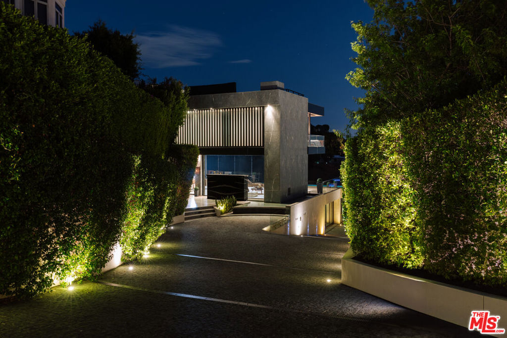 9199 Thrasher Avenue