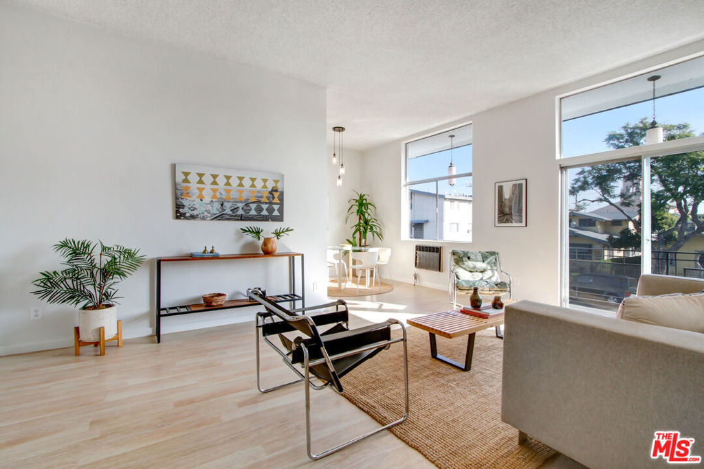 Properties 1 1045 N Ardmore Avenue