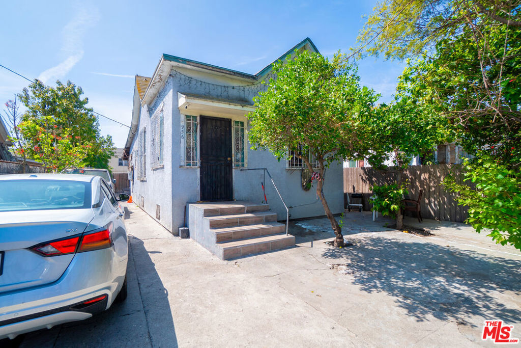 956 E 33rd Street