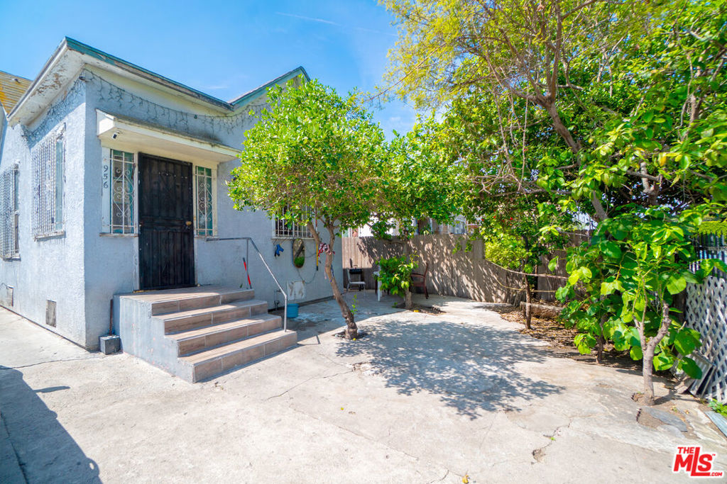 956 E 33rd Street