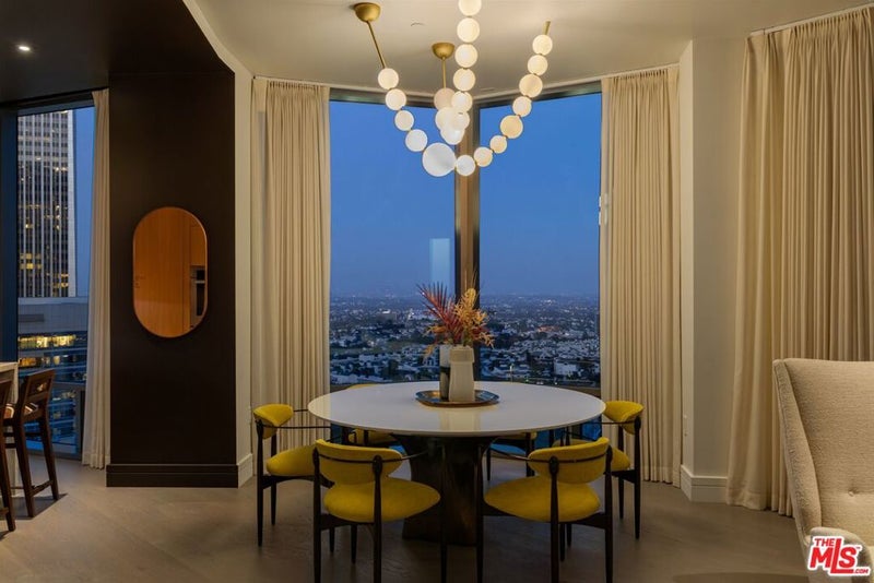 211 W Elm Court 17B