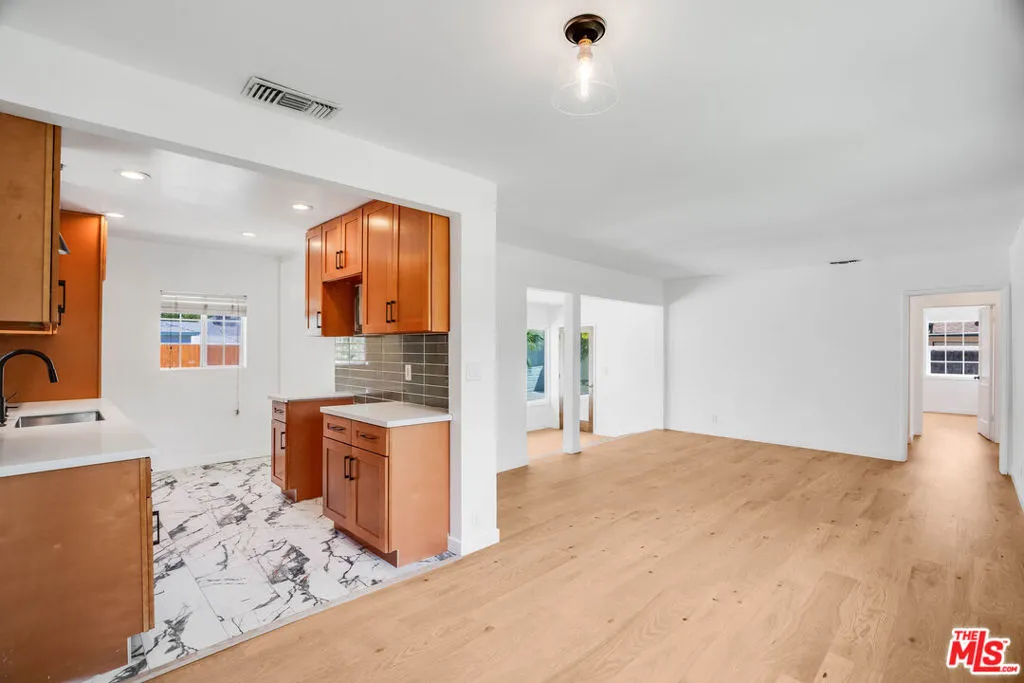 Tarzana, California 91335, United States, 3 Bedrooms Bedrooms, ,2 BathroomsBathrooms,Residential,Active,192303