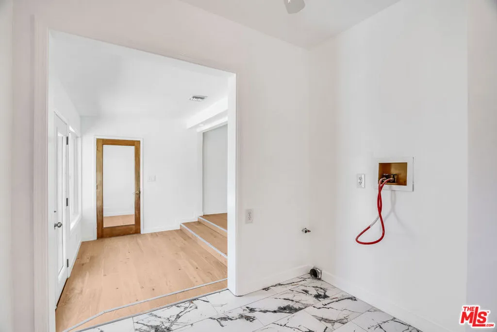 Tarzana, California 91335, United States, 3 Bedrooms Bedrooms, ,2 BathroomsBathrooms,Residential,Active,192303