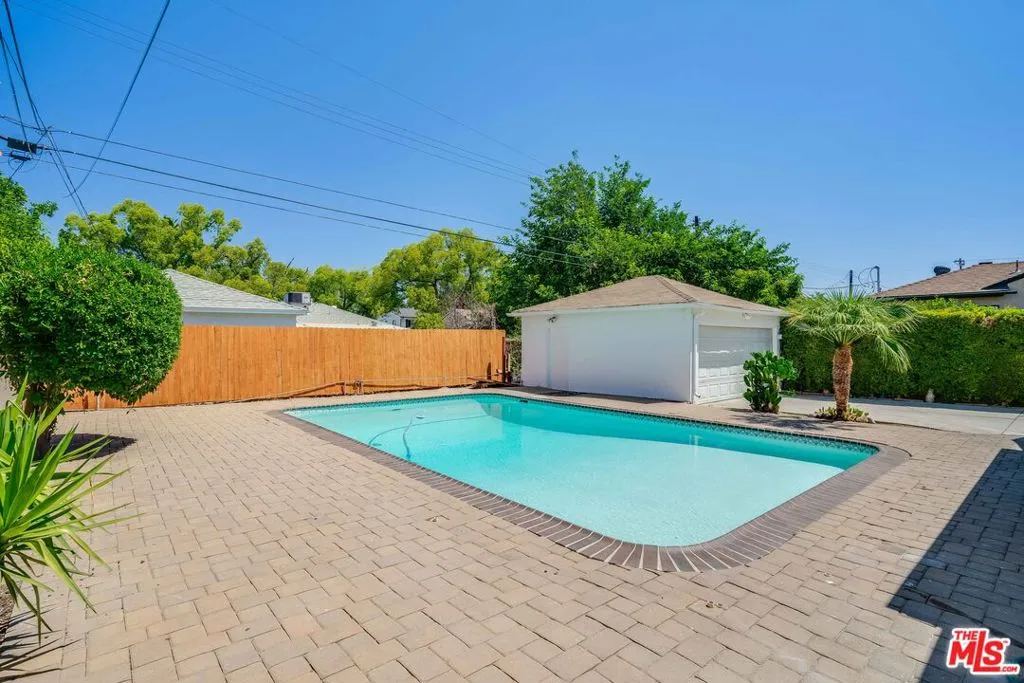 Tarzana, California 91335, United States, 3 Bedrooms Bedrooms, ,2 BathroomsBathrooms,Residential,Active,192303