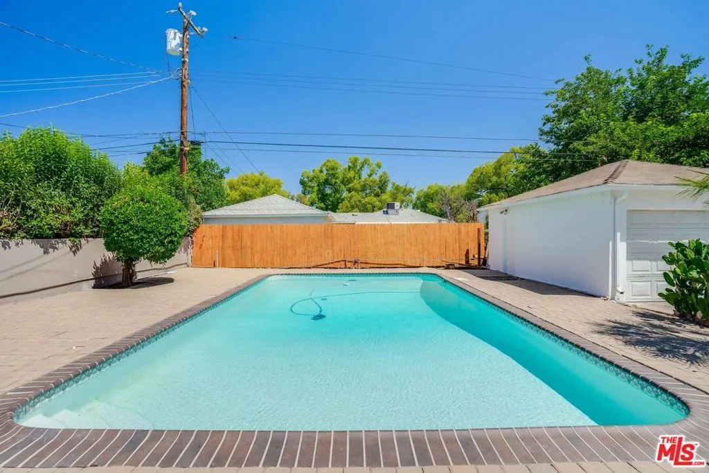 Tarzana, California 91335, United States, 3 Bedrooms Bedrooms, ,2 BathroomsBathrooms,Residential,Active,192303