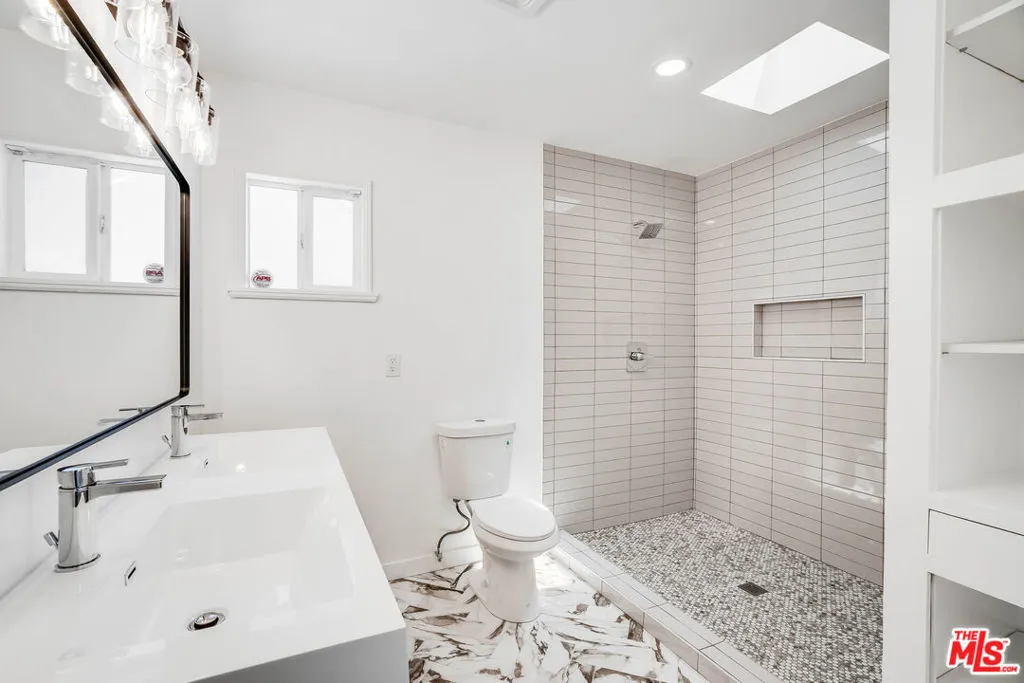 Tarzana, California 91335, United States, 3 Bedrooms Bedrooms, ,2 BathroomsBathrooms,Residential,Active,192303