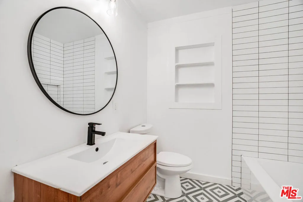 Tarzana, California 91335, United States, 3 Bedrooms Bedrooms, ,2 BathroomsBathrooms,Residential,Active,192303