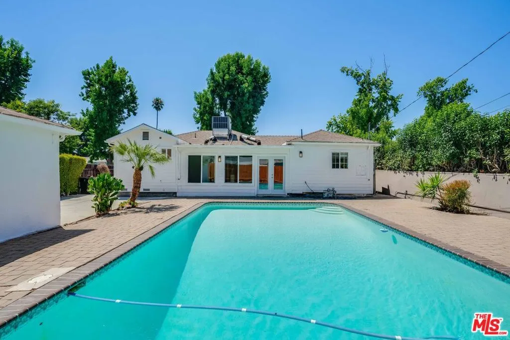 Tarzana, California 91335, United States, 3 Bedrooms Bedrooms, ,2 BathroomsBathrooms,Residential,Active,192303