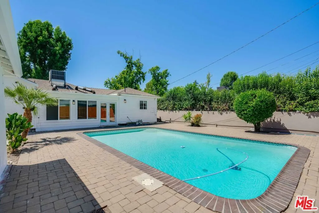 Tarzana, California 91335, United States, 3 Bedrooms Bedrooms, ,2 BathroomsBathrooms,Residential,Active,192303