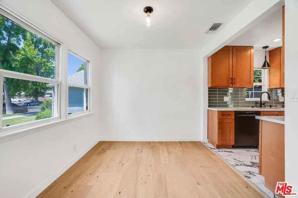 Tarzana, California 91335, United States, 3 Bedrooms Bedrooms, ,2 BathroomsBathrooms,Residential,Active,192303