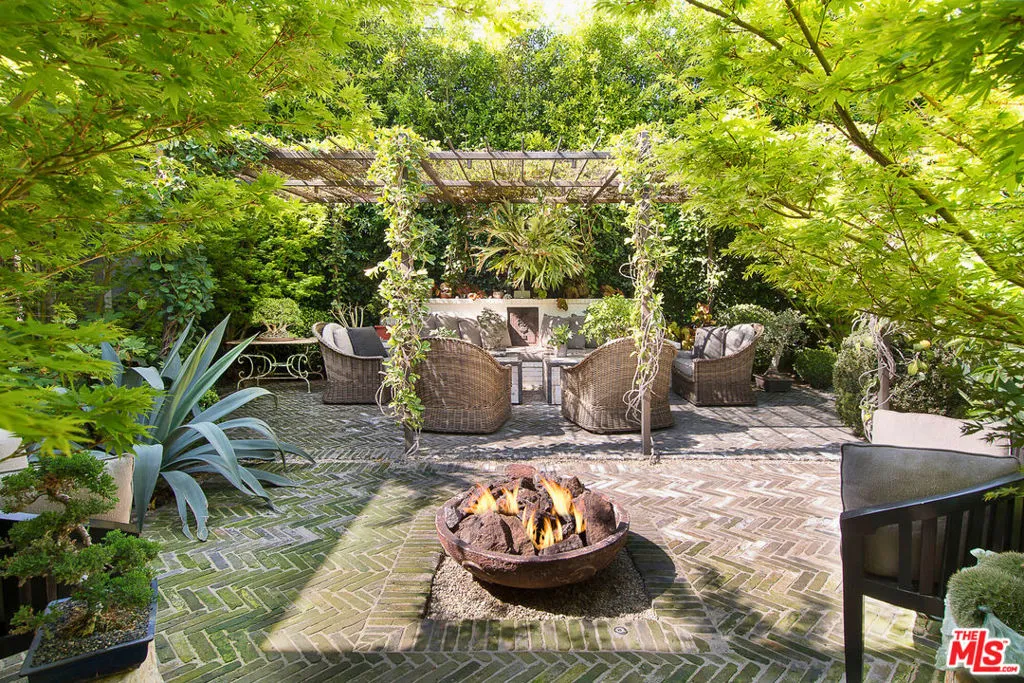 Santa Monica, California 90402, United States, 4 Bedrooms Bedrooms, ,4 BathroomsBathrooms,Residential,Active,143134