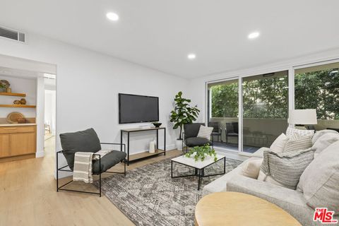 1025 N Kings Road 113 West Hollywood CA 90069
